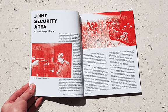 intérieur du catalogue d'exposition, double page sur le film Joint Security Area