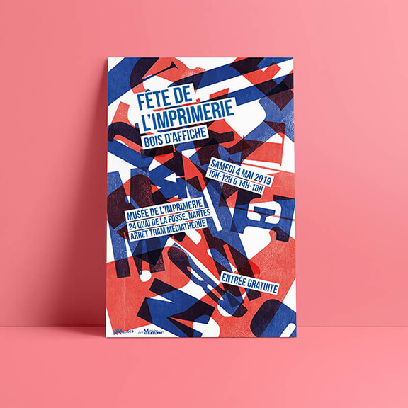 affiche du festival de l'imprimerie composé de lettres de style variés en bleu et en rouge se superposant et créant des nuances. Le titre de l'évènement vient se poser sur un cartel blanc